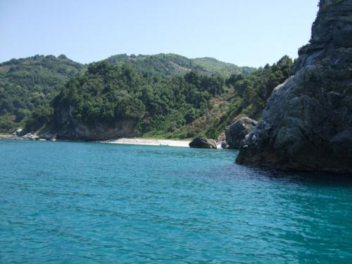 Von Agia Saranda bis hin nach Agios Ioannis finden sich etliche Buchten, die oft nur mit einem Boot erreichbar sind.