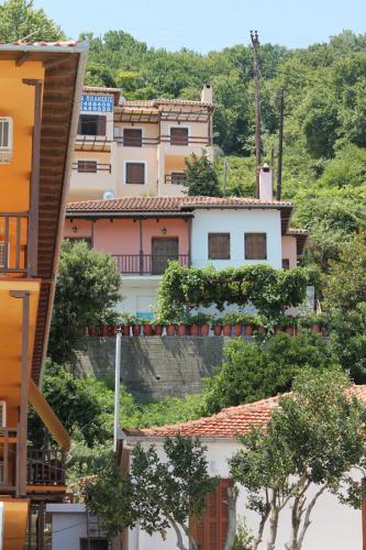 Agios Ioannis: Blick von der Promenade den Ort hoch.