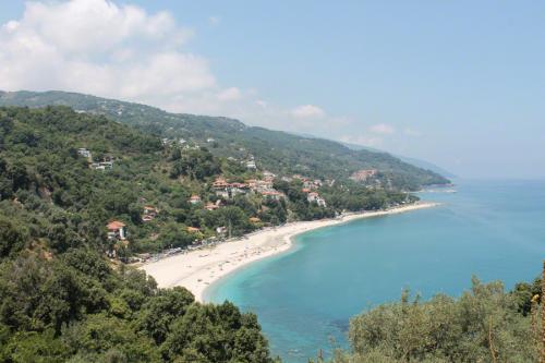 Blick von der Straße nach Damouchari zurück auf die Bucht von Agios Ioannis.