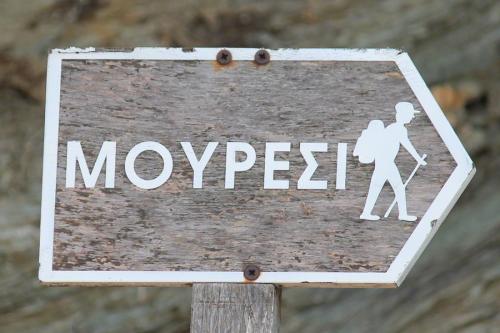 Dieses Schild weist von der Hauptstraße zum Beginn eines Wanderweges nach Mouresi.