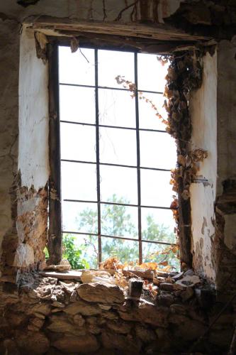 Das Fenster einer Ruine oberhalb von Agios Dimitrios.