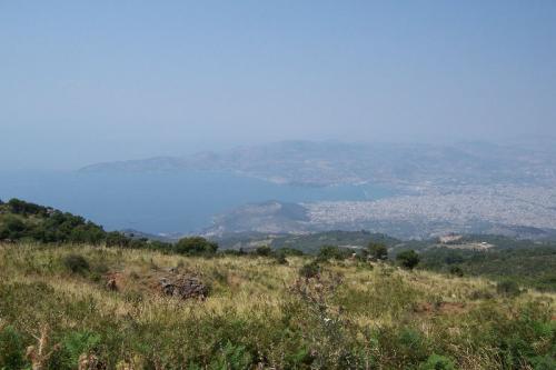 Abstieg vom Pilion-Kamm mit Blick auf Volos und den pagasitischen Golf.