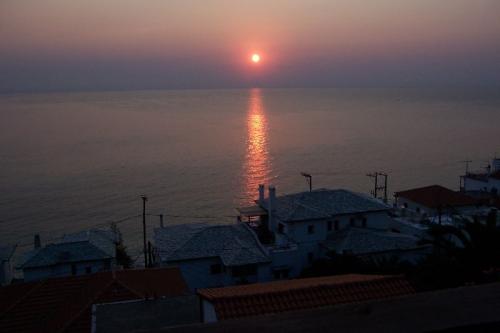 Sonnenaufgang über der Ägäis vor Agios Ioannis.