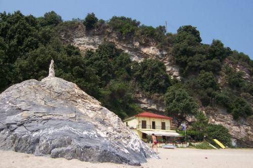 Strand von Agia Saranta.