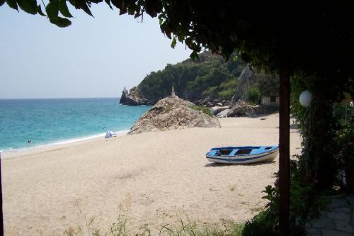 Strand von Agia Saranta.