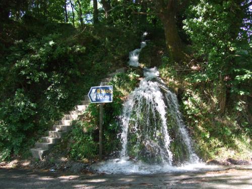 Auf dem Weg von Mouressi nach Zagora kann schon mal der eine oder andere Wasserfall sein Wasser direkt auf die Straße spenden...