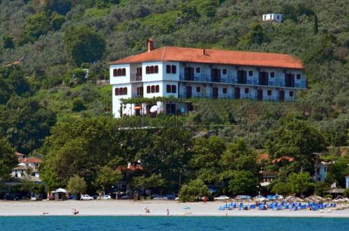 Ansicht auf das Hotel Agnadi Horefto vom Wasser aus