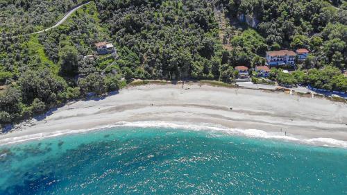 Luftbild auf den Strand von Papa Nero. (Das Katerina liegt links davon.)