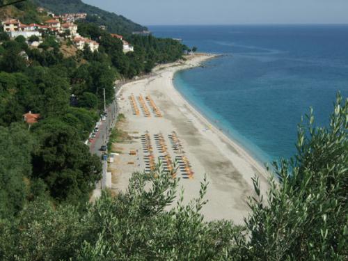 Blick über den Strand von Papa Nero, im Hintergrund ist Agios Ioannis zu erkennen