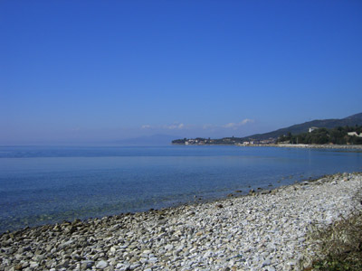 Der Strand direkt vor dem Hotel.